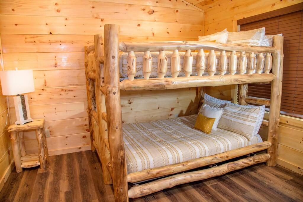 Spacious 2800 Sq Ft-cozy Wood Cabin-new Build Pigeon Forge