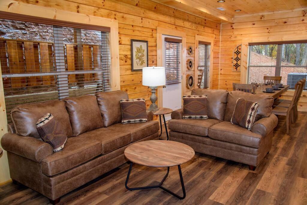 Spacious 2800 Sq Ft-cozy Wood Cabin-new Build
